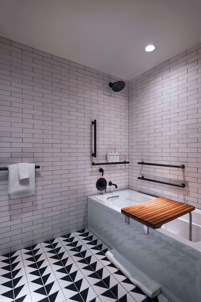 Room, 1 King Bed, Bathtub - Photo 3