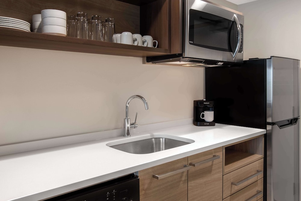 Suite, 1 Bedroom - Photo 8