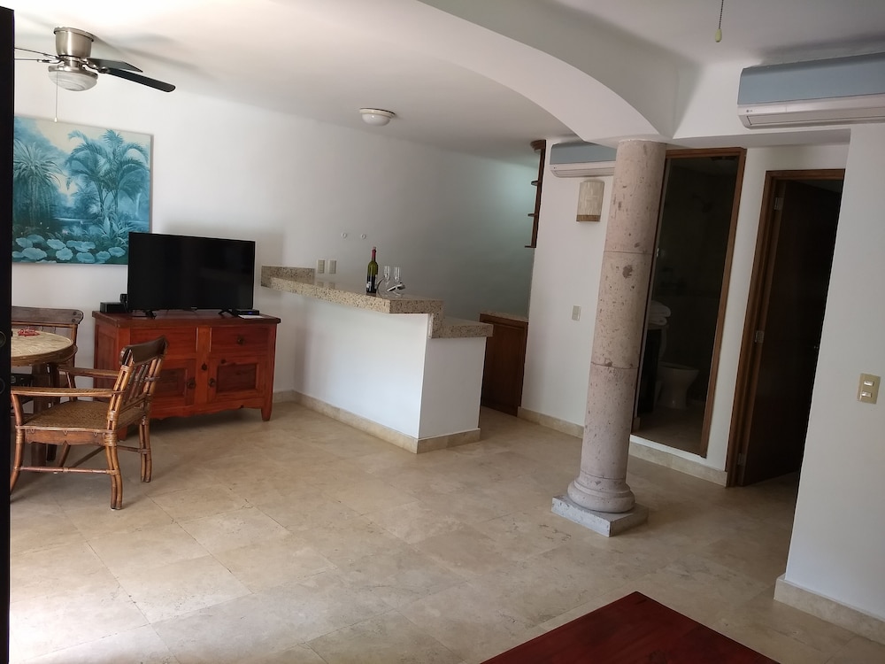 Honeymoon Suite - Photo 7