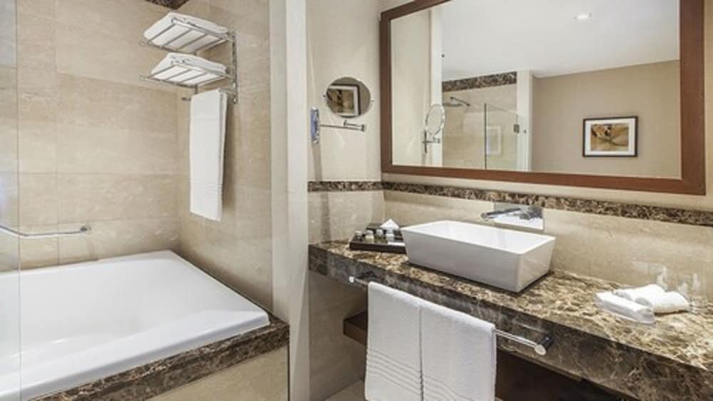 Deluxe Room, 1 King Bed photo 3