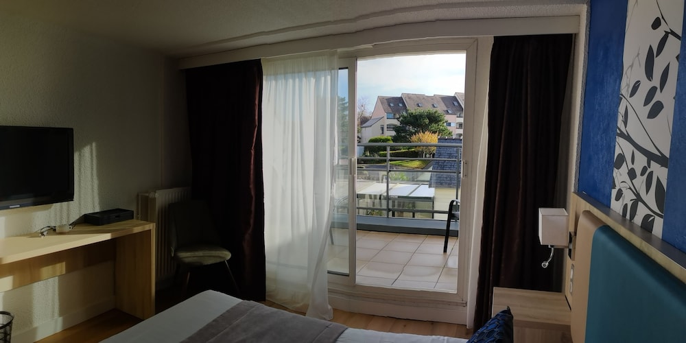 Comfort Triple Room, 1 Queen Bed with Sofa bed, Balcony, City View - Photo 1