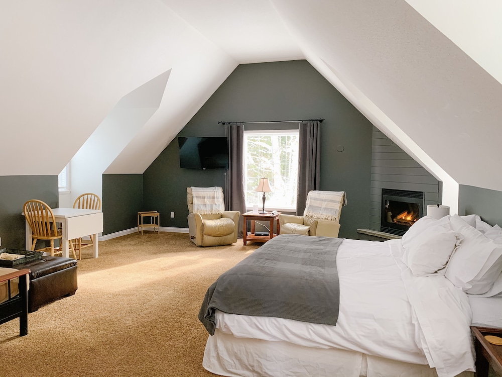 Deluxe Studio Suite, 1 King Bed, Garden View photo 3