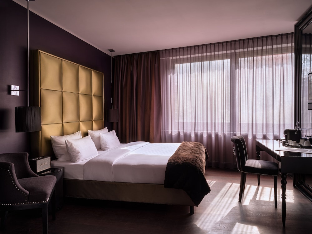 Room, 1 Queen Bed, Courtyard View - Photo 1
