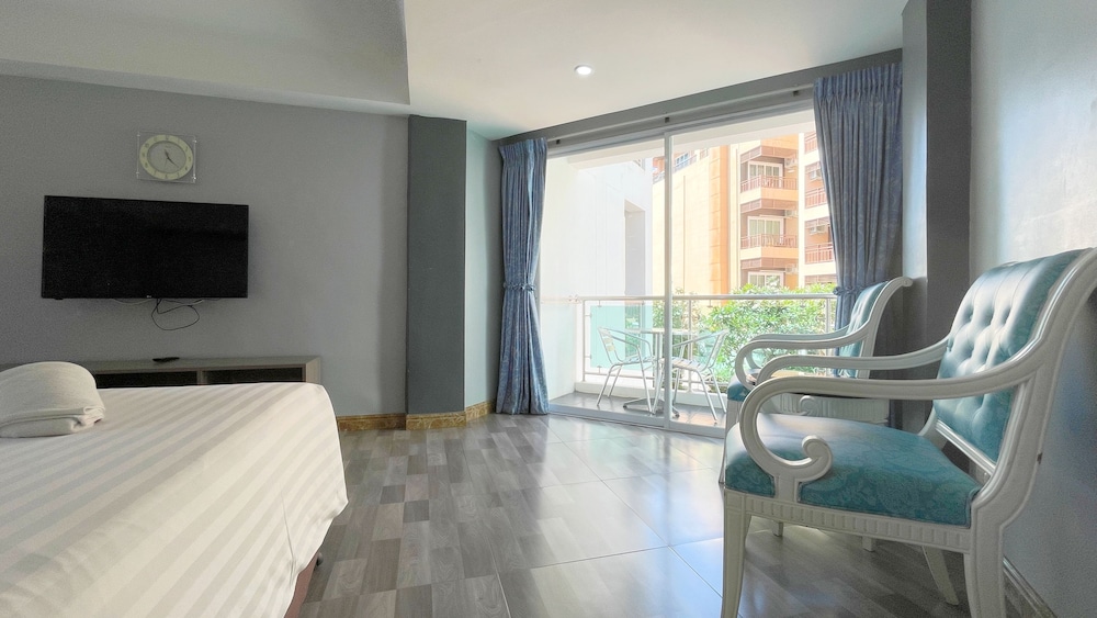 Deluxe Room, 2 Twin Beds, Pool View - Photo 7