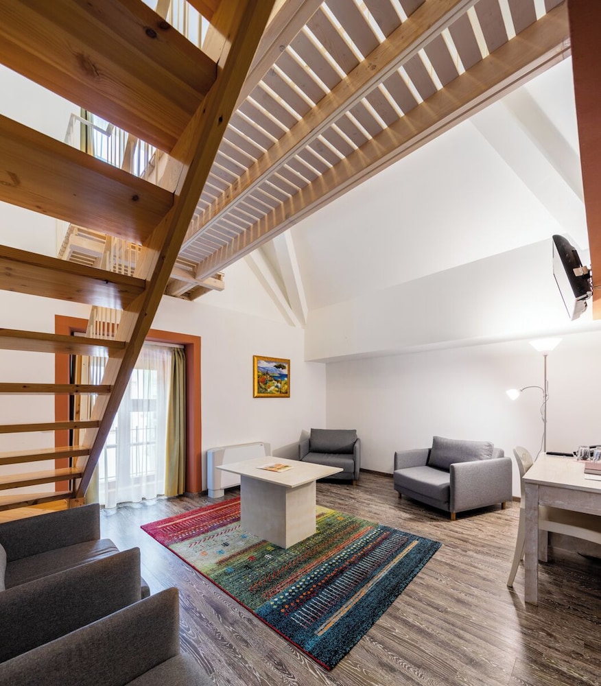 Family Room, Hill View photo 3