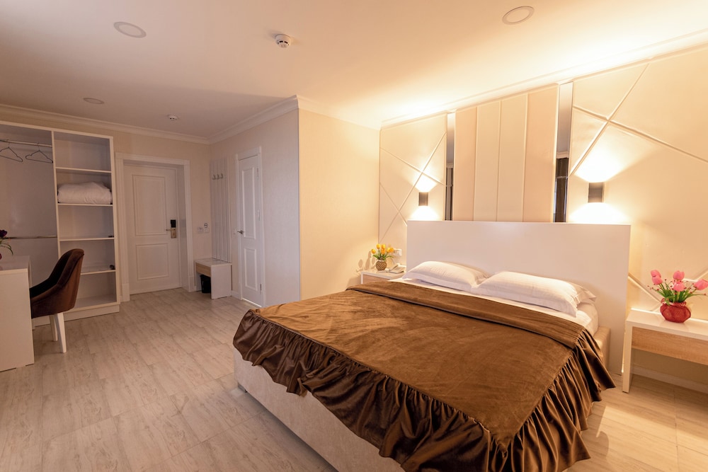 Standard Room, 1 Queen Bed