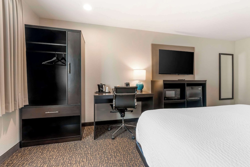 Standard Room, 2 Queen Beds, Non Smoking - Photo 2