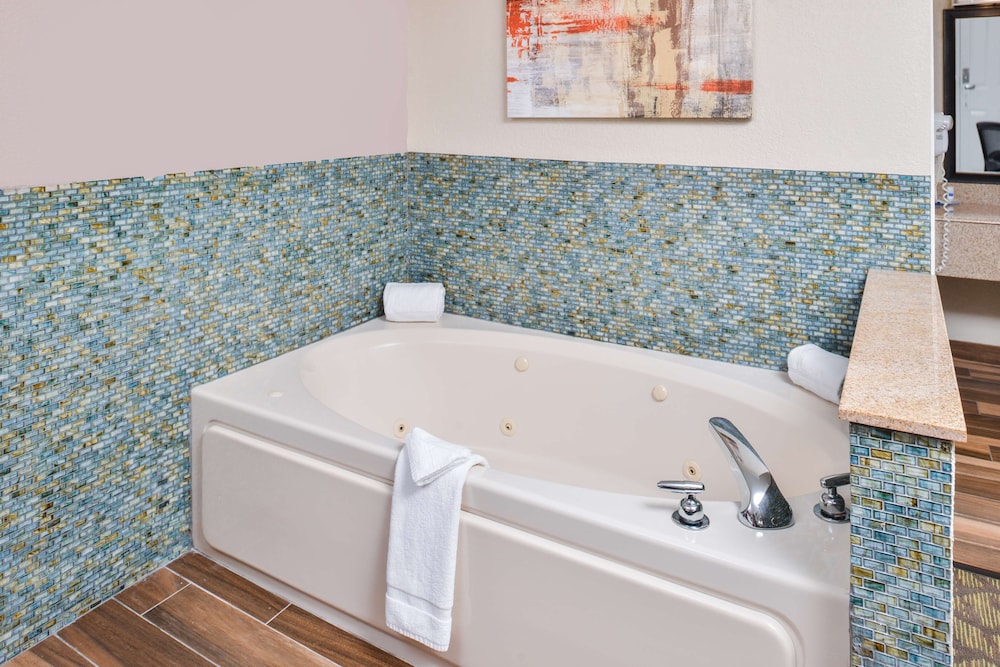Standard Room, 1 King Bed, Non Smoking, Hot Tub - Photo 3