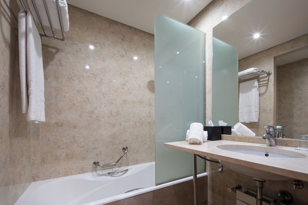 Double Room Single Use (Parking Included) - Photo 12