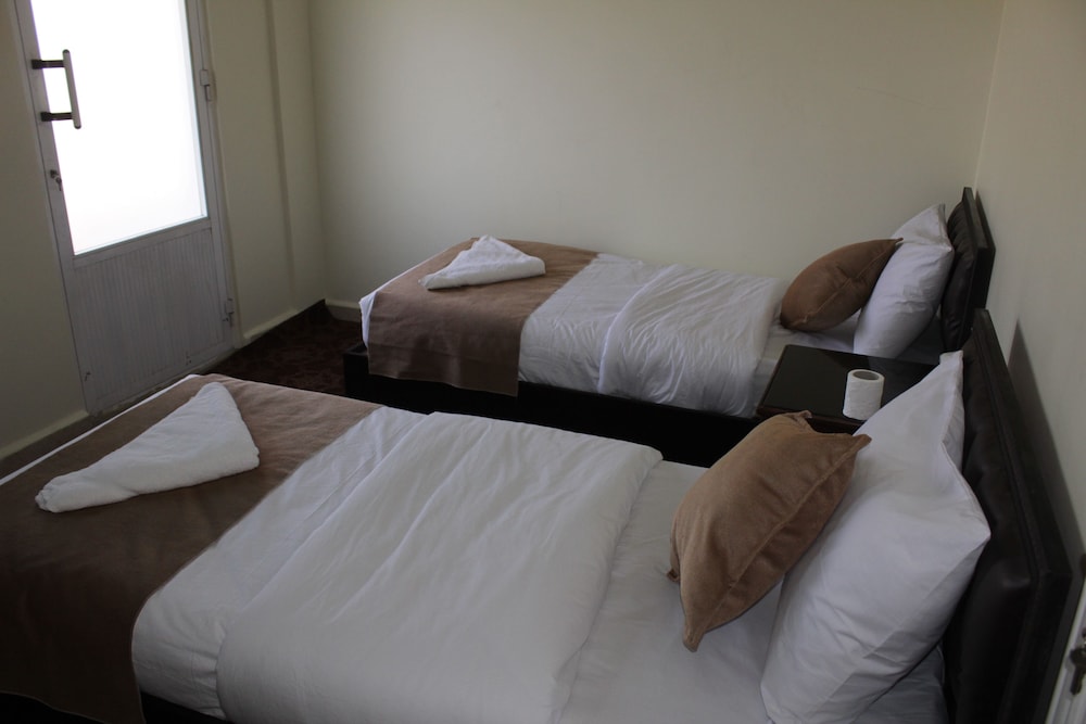 Twin Room, 2 Twin Beds, Shared Bathroom photo 1