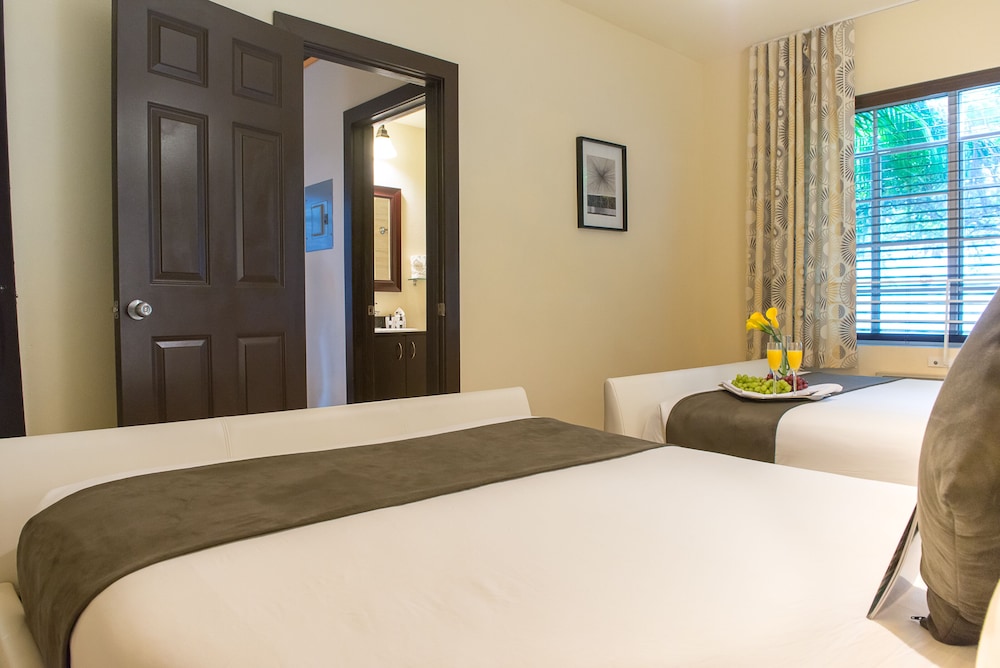 One Bedroom Double Queen Suite - Photo 5