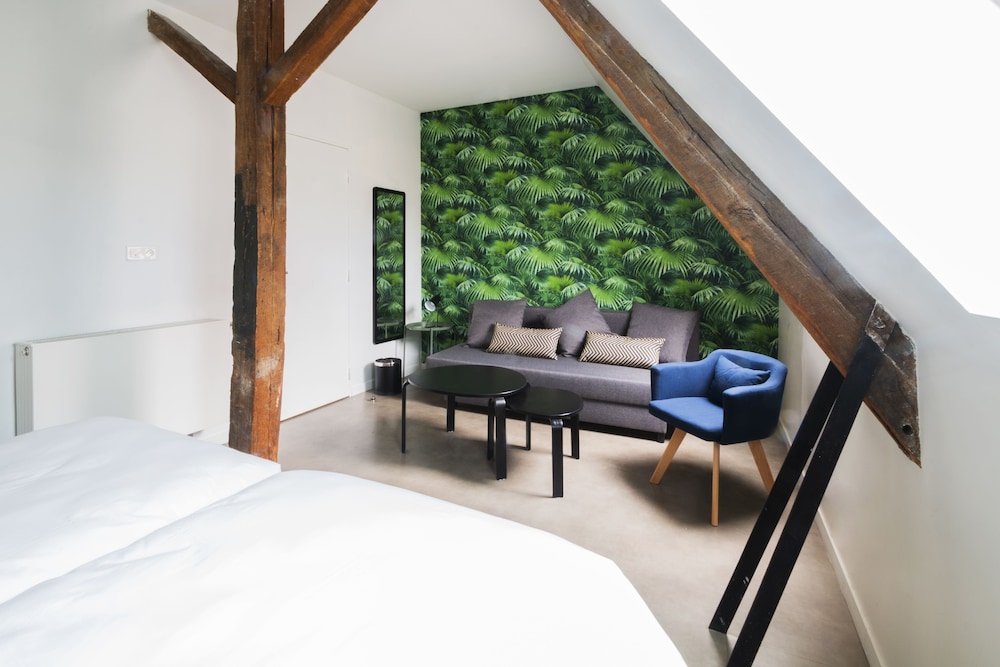 Twin room with shared bathroom