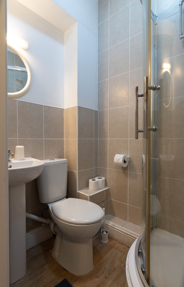 Standard Double Room, Ensuite - Photo 8