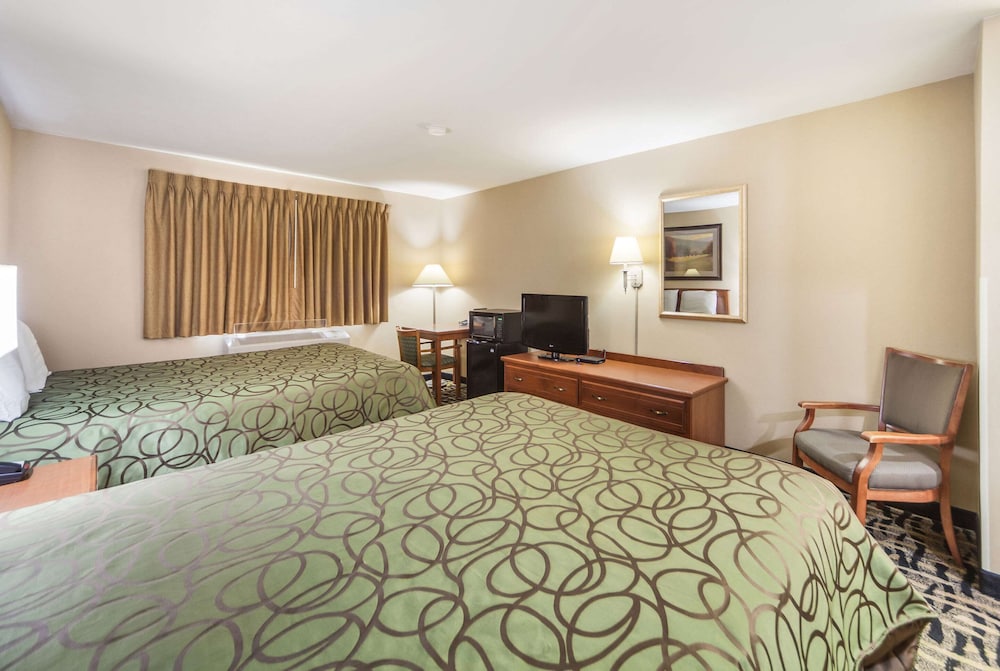 Standard Room, 2 Queen Beds, Non Smoking - Photo 2