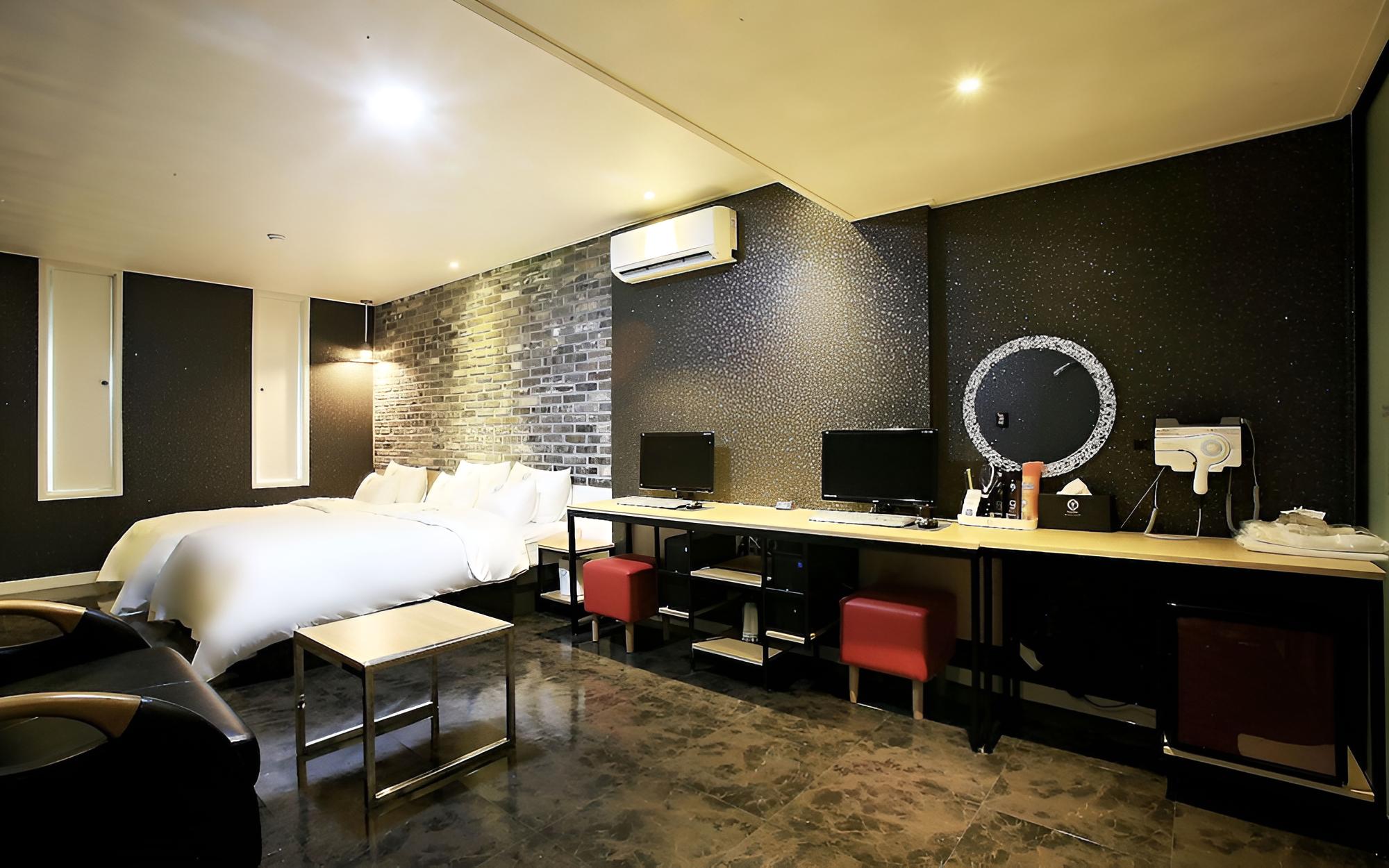 Room (Premium Twin (OTT Styler)) - Photo 27