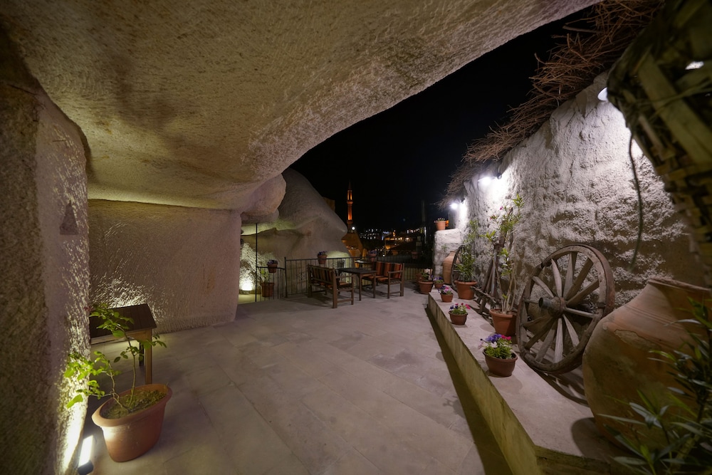 Deluxe Cave Room - Photo 12
