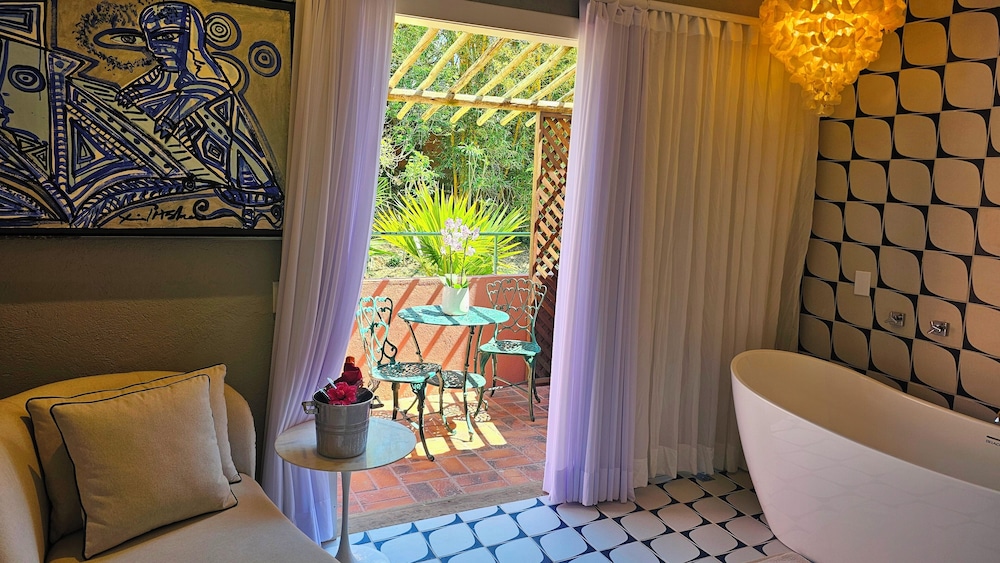 Suite, 1 King Bed, Hot Tub photo 2