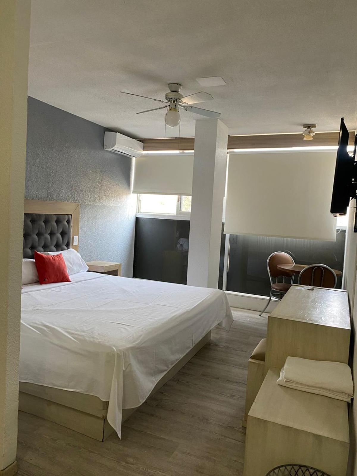 Standard King Room photo 3