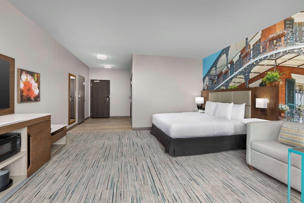 Room, 1 King Bed, Refrigerator - Photo 2