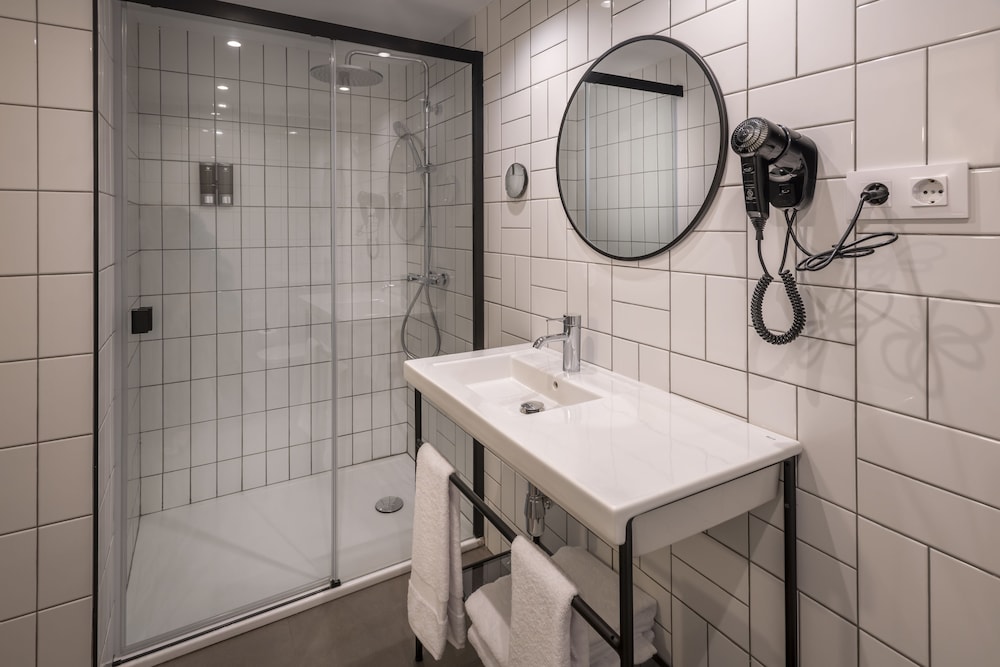 Standard Double or Twin Room, Sea View - Photo 3