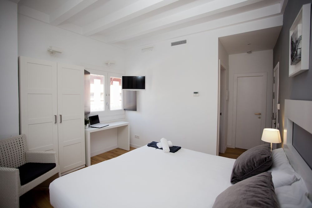 Standard Double or Twin Room - Photo 2