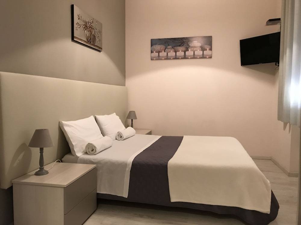 Double Room, 1 King Bed, Non Smoking photo 2