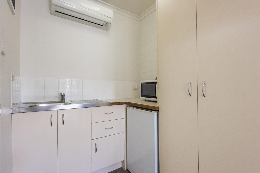 Executive Room, 1 Queen Bed, Non Smoking, Kitchenette (EXECUTIVE ROOM) photo 3