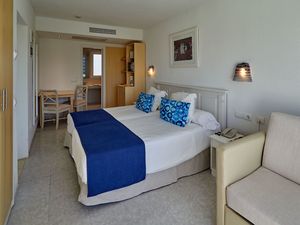 Standard Double Room (2 adults + 1 child) photo 3