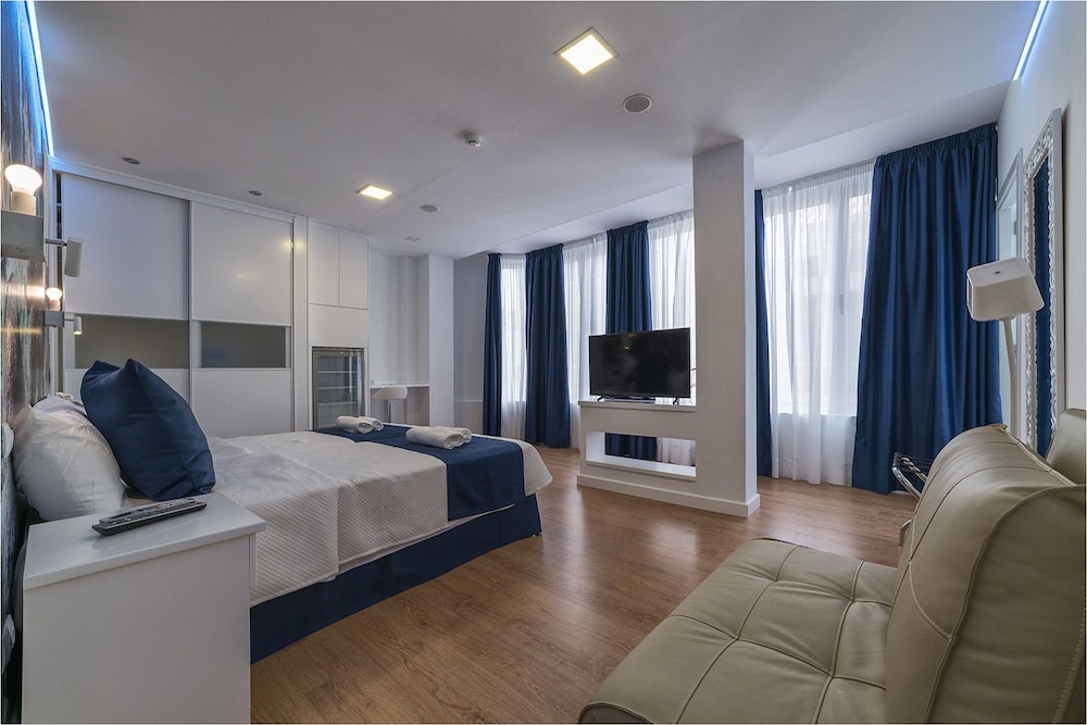 Deluxe Double Room, 1 Queen Bed with Sofa bed, Accessible