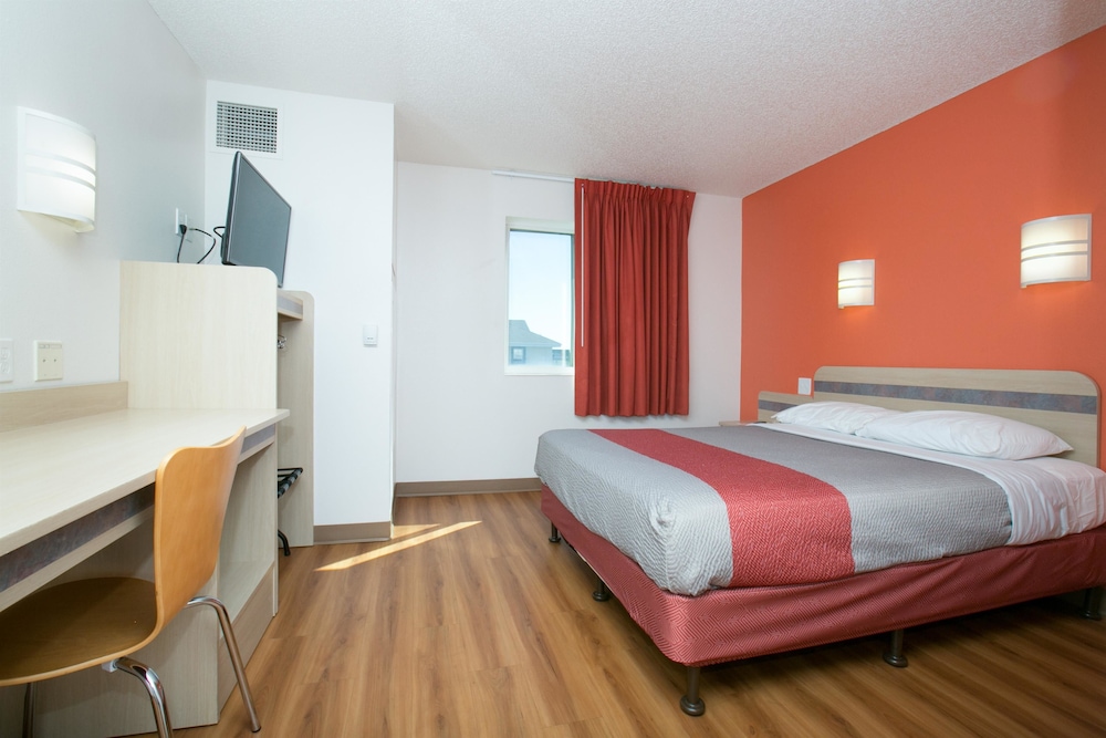 Deluxe Room, 1 Queen Bed, Non Smoking photo 2