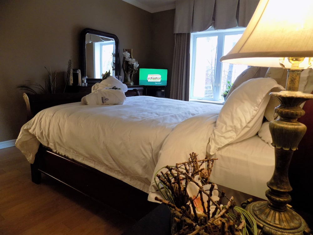 Standard Room, 1 Queen Bed photo 2