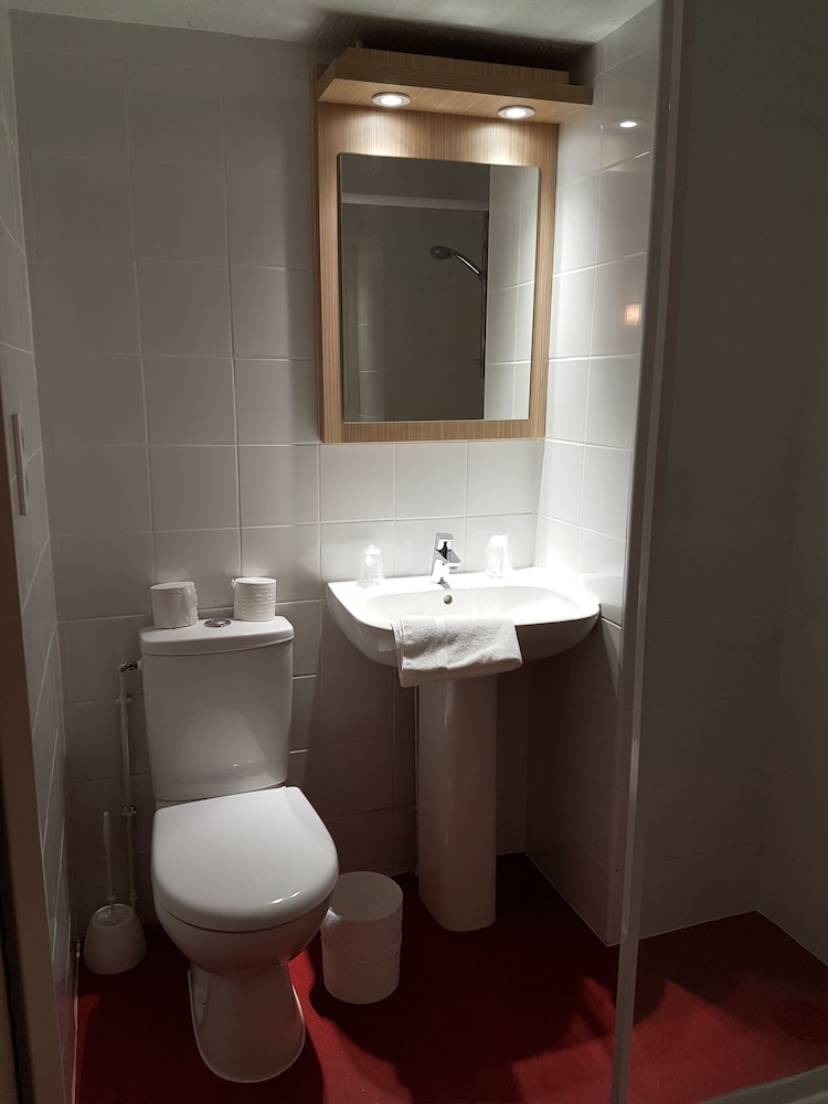 Standard Room, Multiple Beds (1 Double and 1 Single bed) photo 2