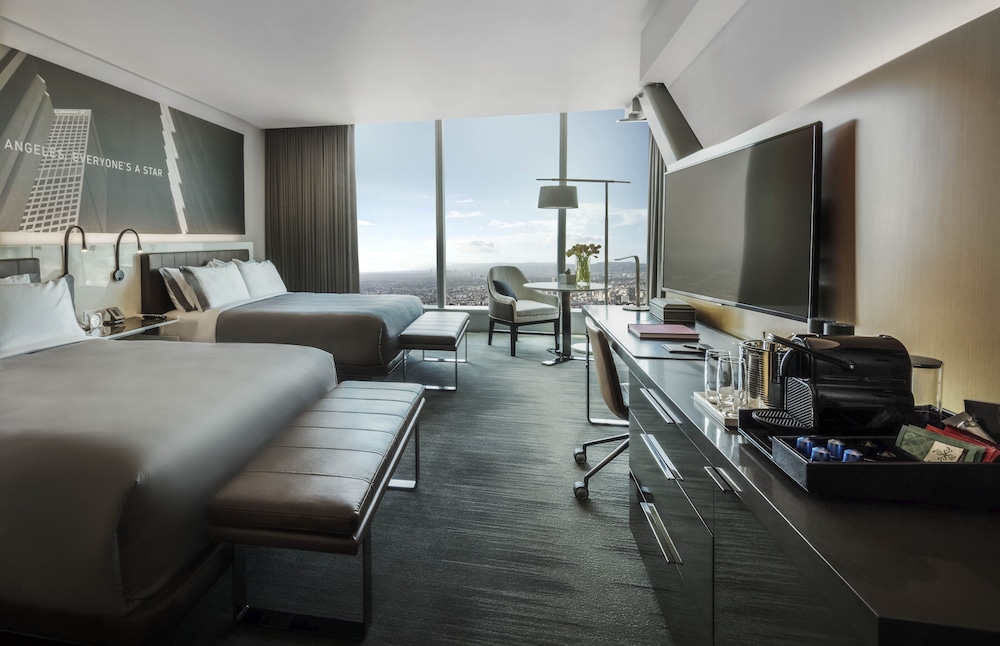 Classic Room, 2 Queen Beds, Club Lounge Access, City View