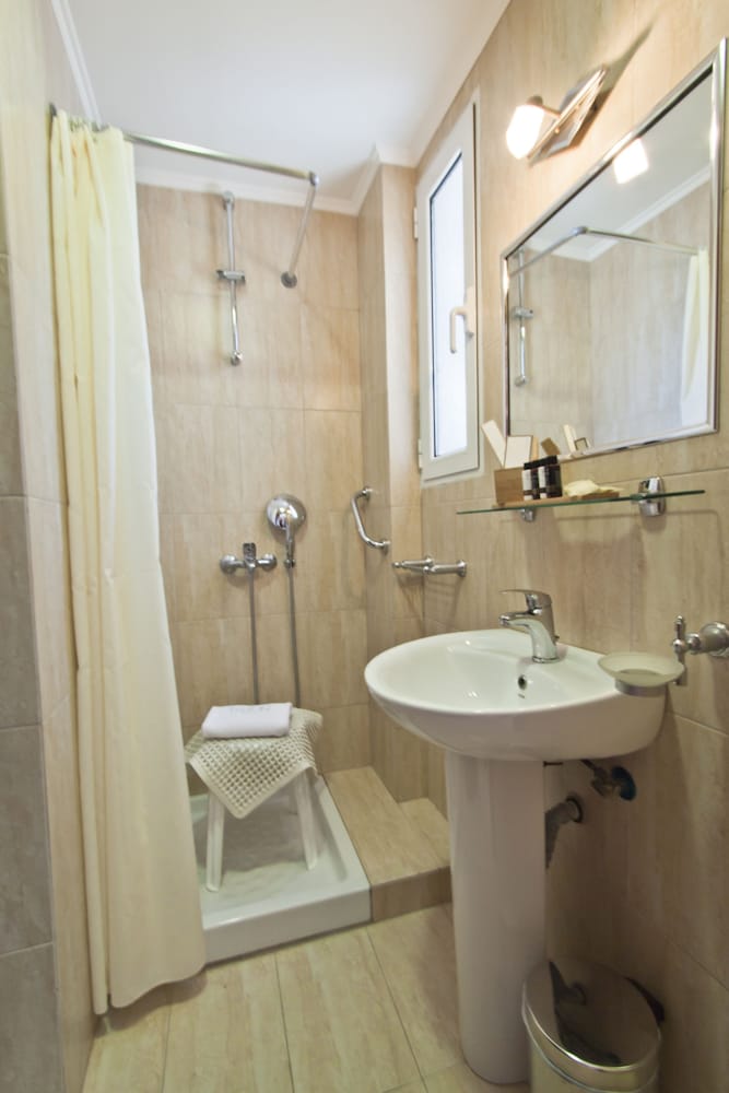 Economy Double or Twin Room (no Balcony) photo 3