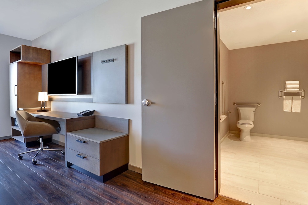 Room, 1 King Bed, Accessible, Kitchenette (Specialty, Shower) - Photo 7