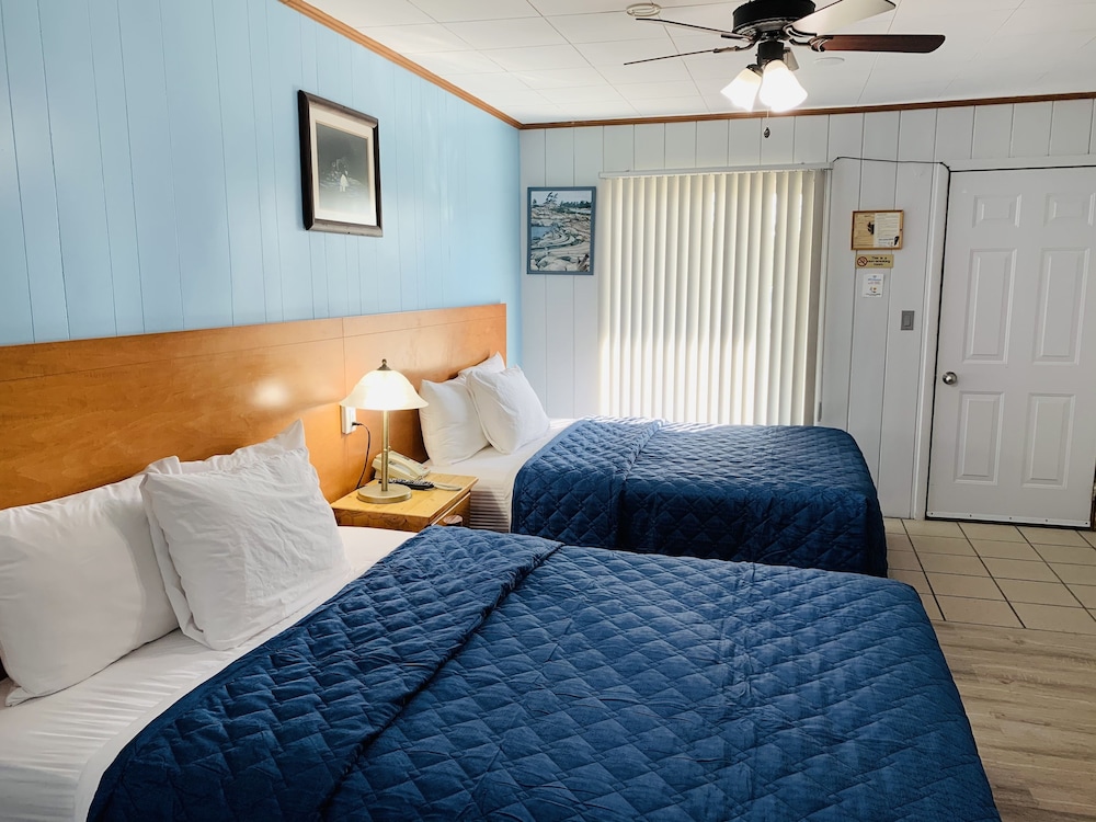 Standard Room, 1 Queen Bed & 1 Double Bed photo 2