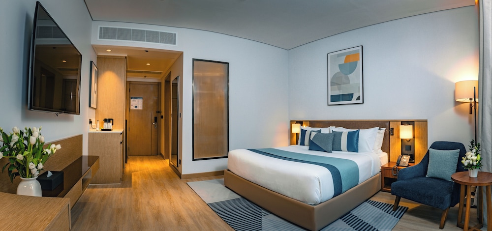 Superior Room, 1 King Bed, Pool View photo 2