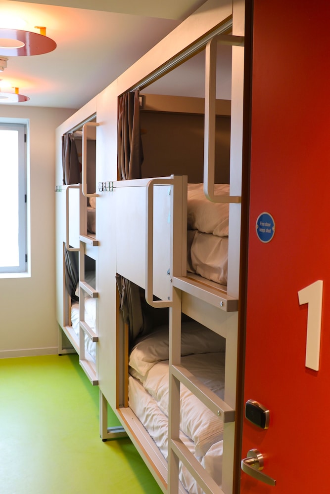 4 Bed, Female Dorm, En Suite Bathroom photo 2