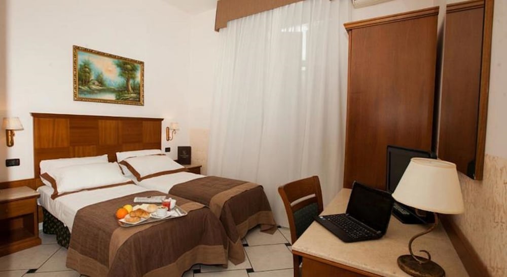 Standard Double or Twin Room - Photo 3