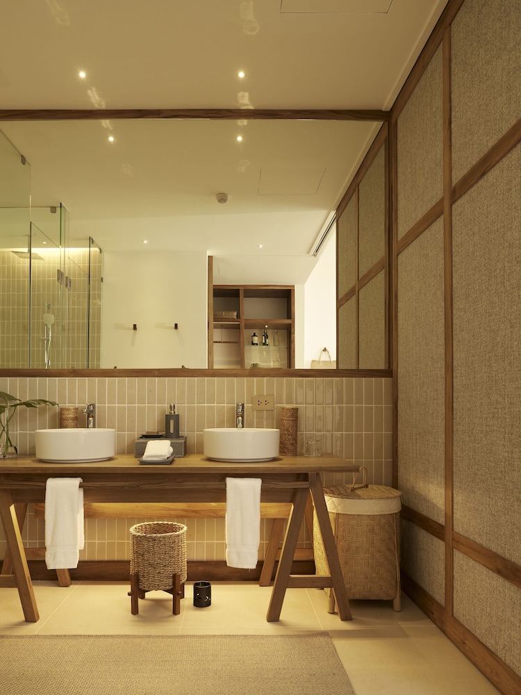 Premier Room, 1 King Bed, Pool Access - Photo 6