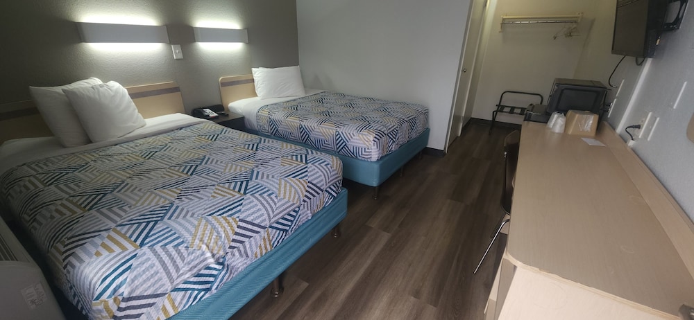 Standard Room, 2 Double Beds, Non Smoking - Photo 4