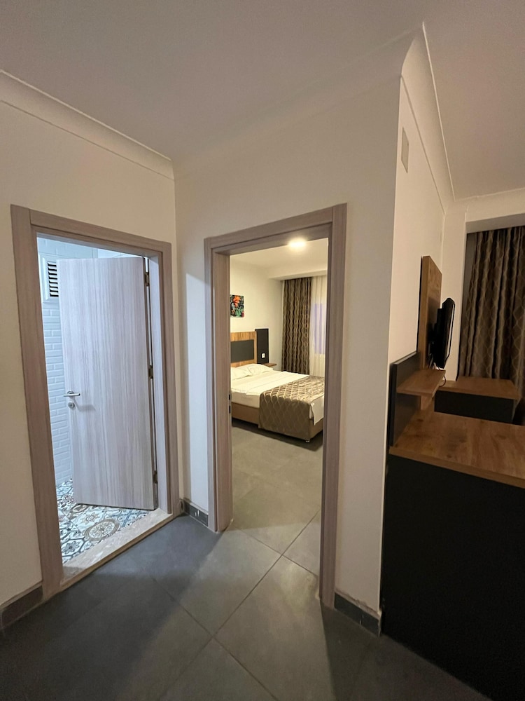 Deluxe Suite - Photo 2