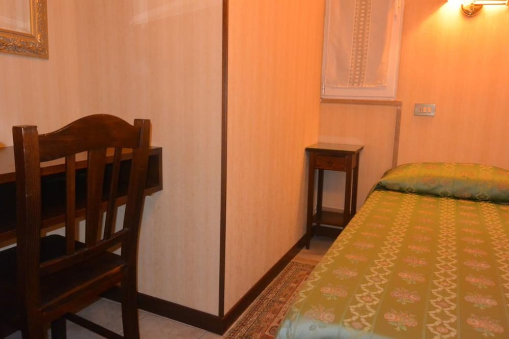 Single Room photo 2