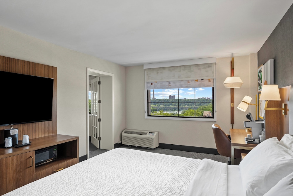 Suite, 1 King Bed (Canadian Skyline View) - Photo 15