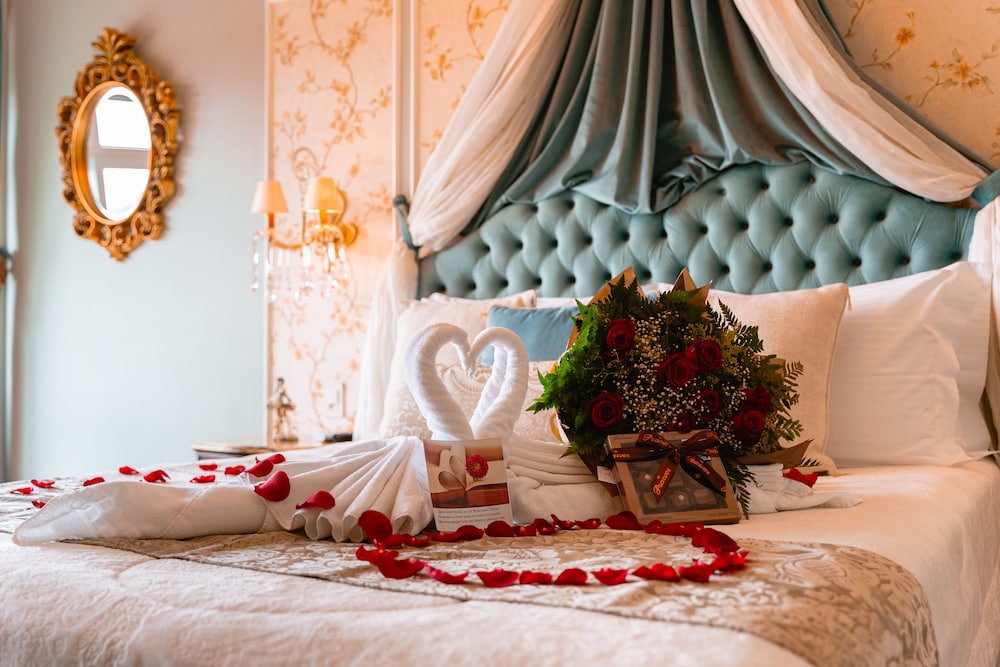 Romantic Double Room, Jetted Tub, Garden View (Marseille) photo 2