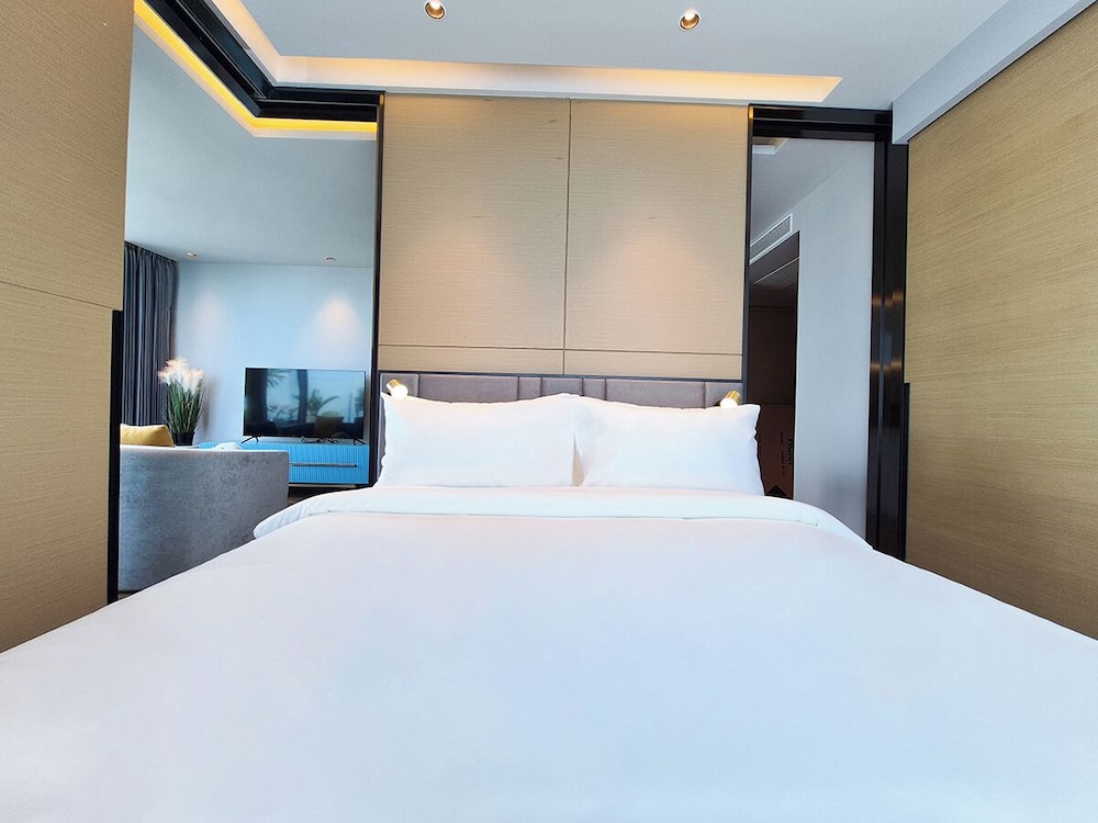One-Bedroom Premier Suite with Sea View