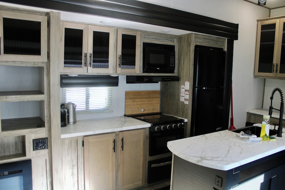 Deluxe Mobile Home photo 3