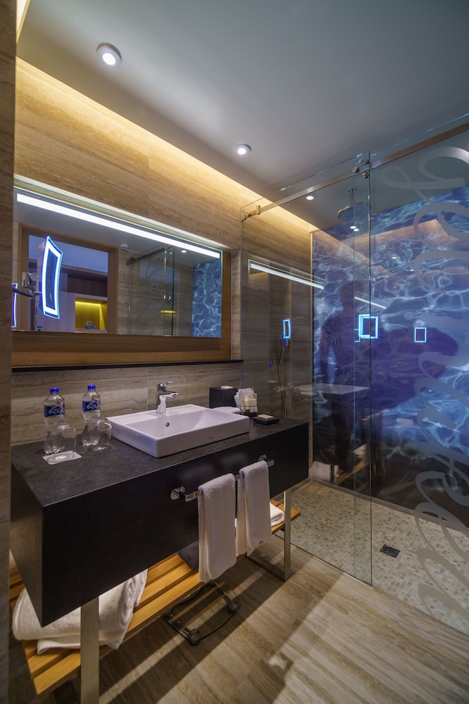 Deluxe Room, 2 Double Beds, Balcony - Photo 5