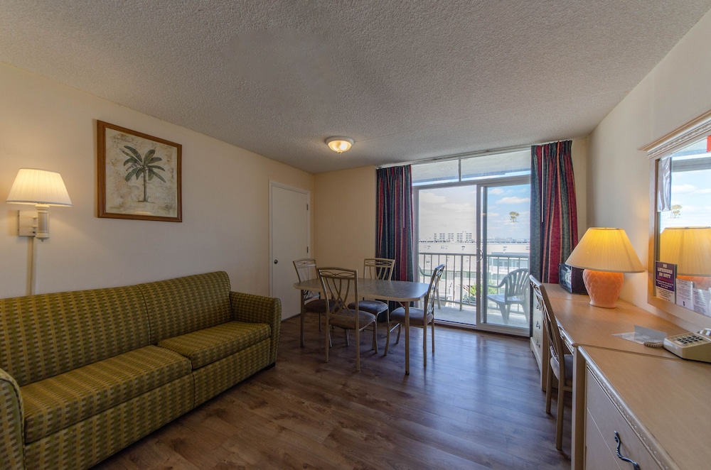 Apartment,1 Bedroom, Kitchenette, Streetside photo 3