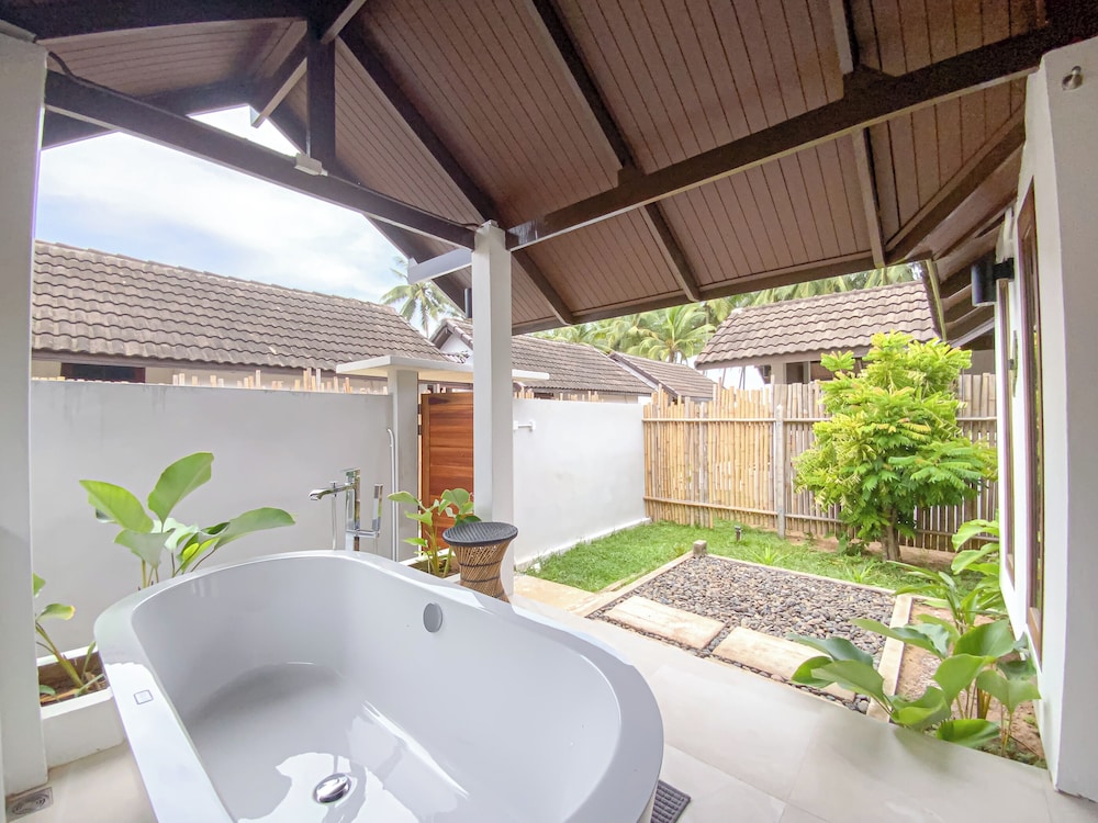 Private Villa with Bathtub - Photo 9